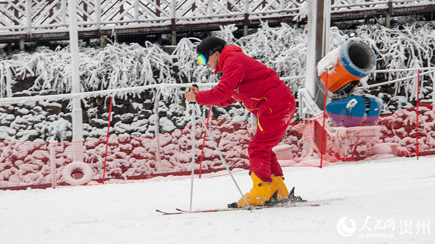 游客在梅花山國際滑雪場滑雪。人民網 黃小桃攝