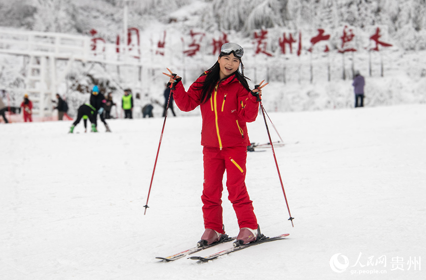 游客在梅花山國際滑雪場滑雪。人民網 黃小桃攝