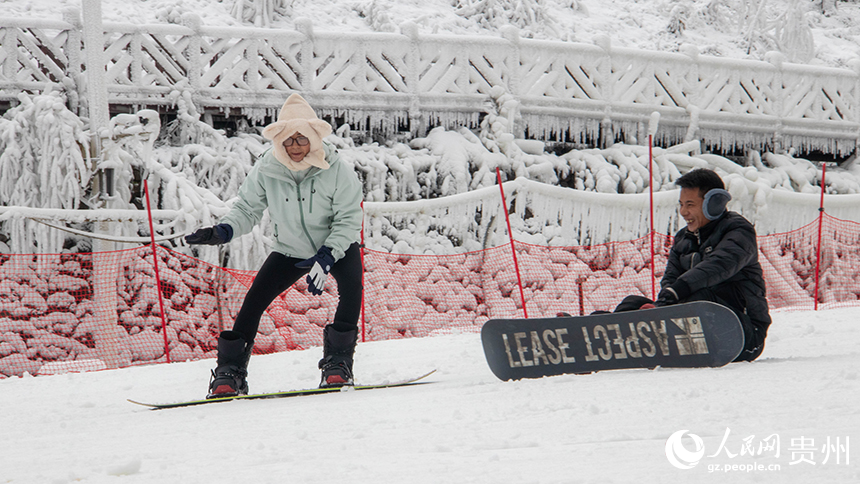 游客在梅花山國際滑雪場滑雪。人民網(wǎng) 黃小桃攝