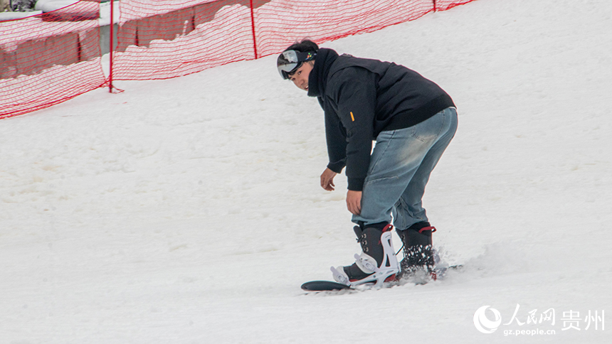 游客在梅花山國際滑雪場滑雪。人民網 黃小桃攝