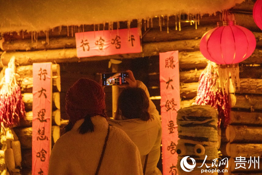 游客在“南國雪鄉”拍照打卡。人民網 黃小桃攝