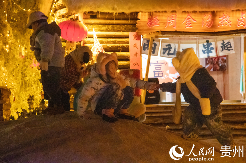 孩童在“南國雪鄉”玩雪。人民網 黃小桃攝