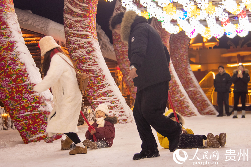 游客在“南國雪鄉(xiāng)”玩雪。人民網(wǎng) 黃小桃攝