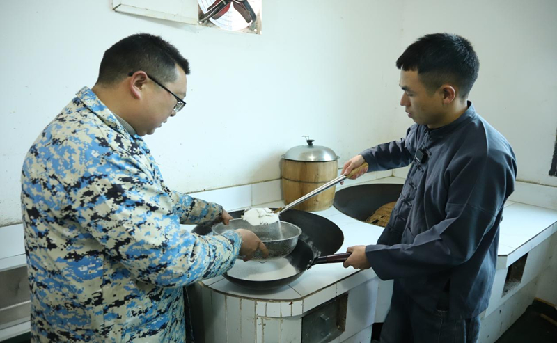 傳統(tǒng)秘方熏臘肉 土家臘味迎新年。