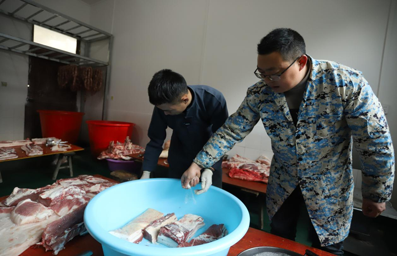 傳統(tǒng)秘方熏臘肉 土家臘味迎新年。