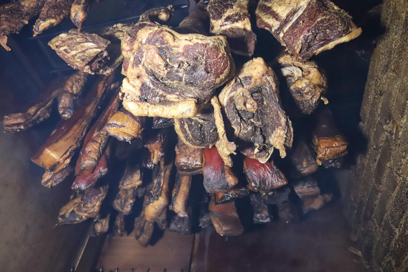 傳統(tǒng)秘方熏臘肉 土家臘味迎新年。