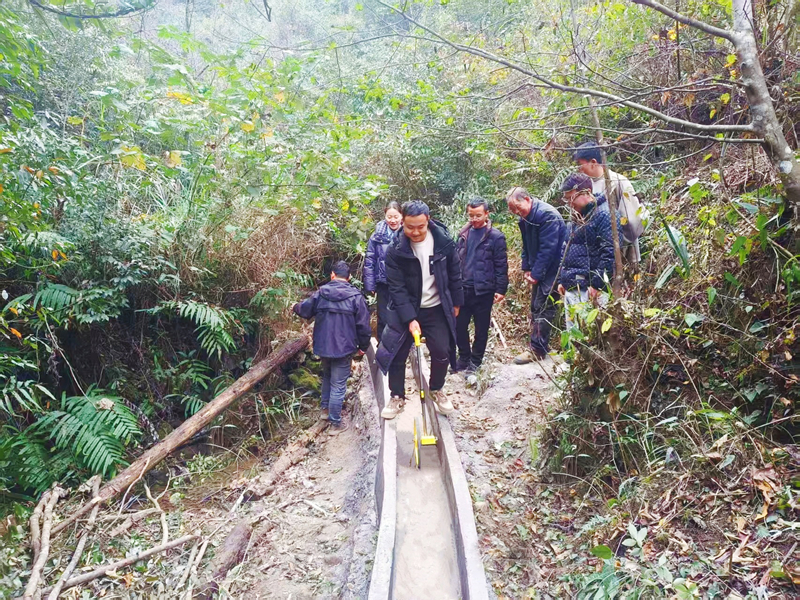 施秉縣白垛鄉工作人員到新光村驗收溝渠項目。