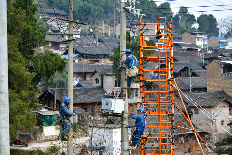 施秉供電局配網(wǎng)綜合班對(duì)搭設(shè)絕緣平臺(tái)前的變壓器更換工作。