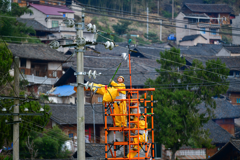 施秉供電局配網綜合班首次采用搭設絕緣平臺對10千伏馬黃線進行帶電接火作業。