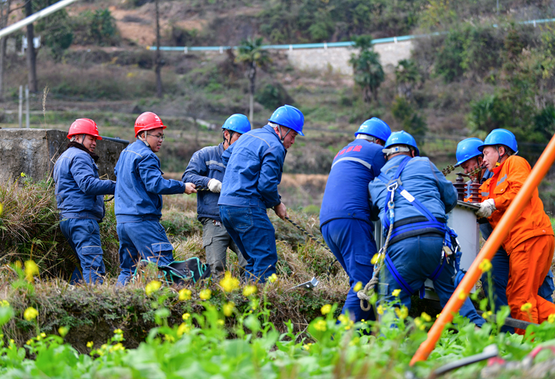施秉供電局配網綜合班對舊變壓器進行搬運。