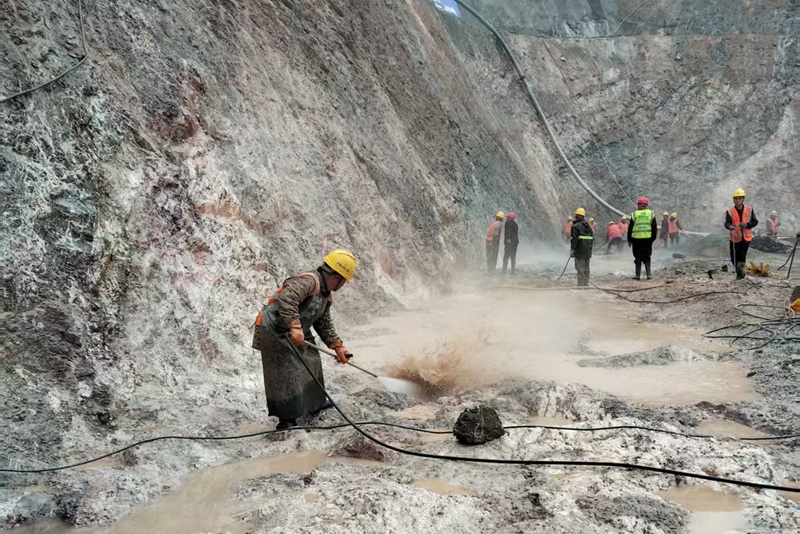 宣威水庫大壩墊層施工現場。