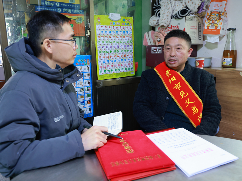 丁文木為記者講述當時情形。