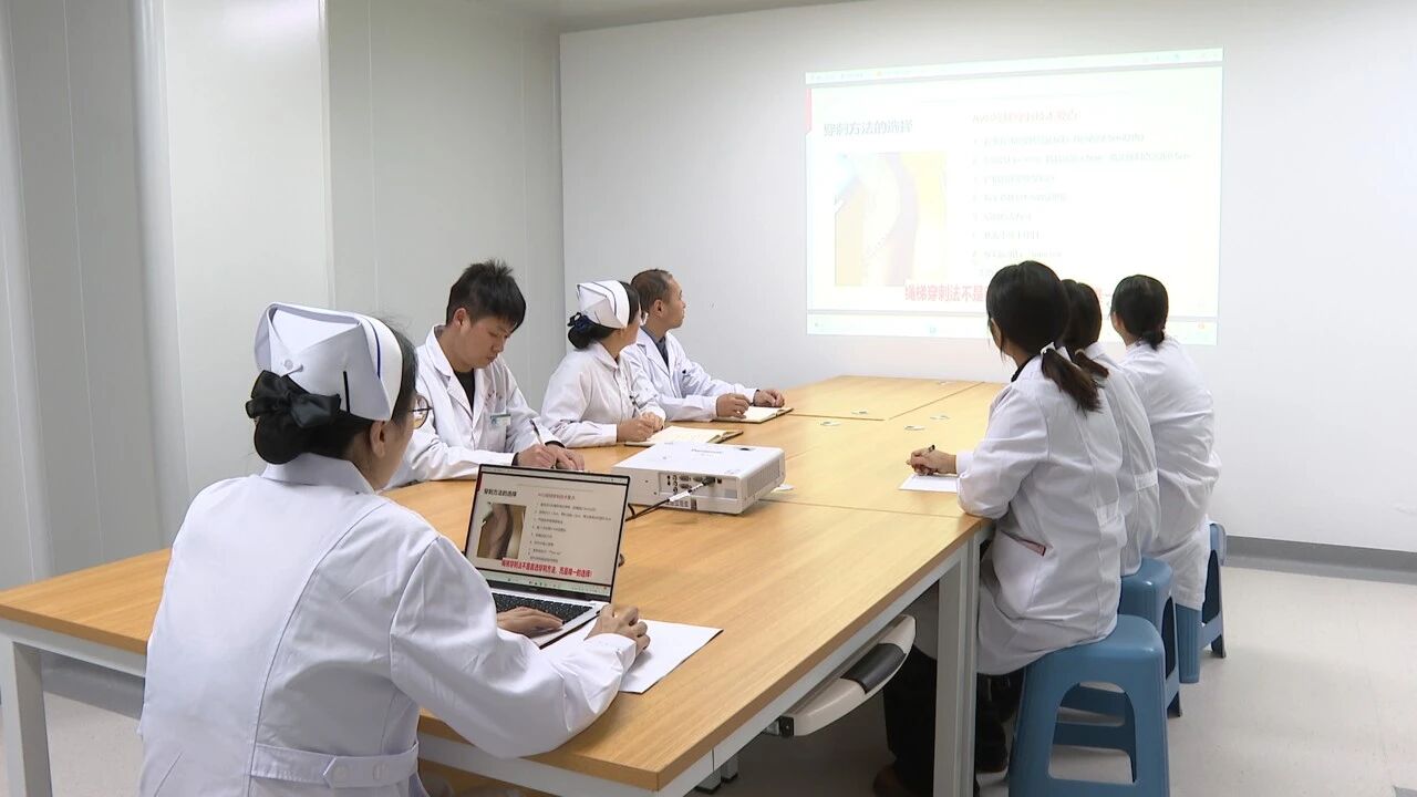 圖為陳瑤正在為醫院護士進行培訓。