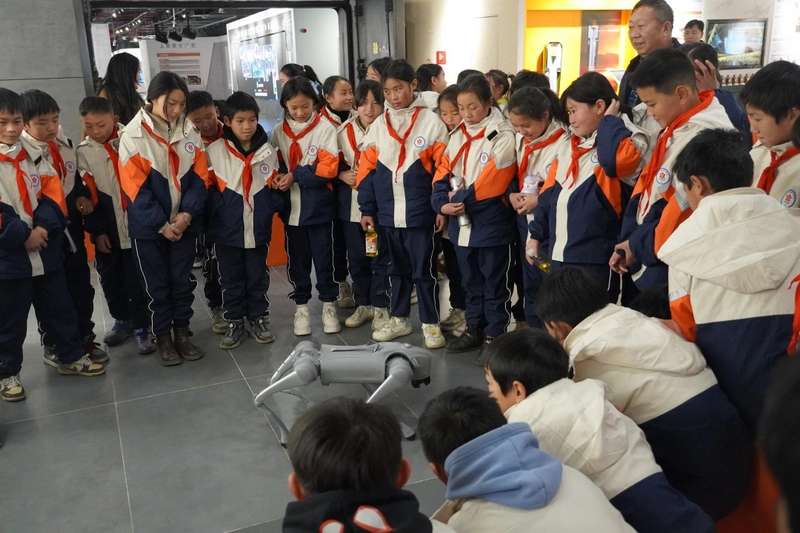 同學們觀看機器狗表演。李佳琪攝