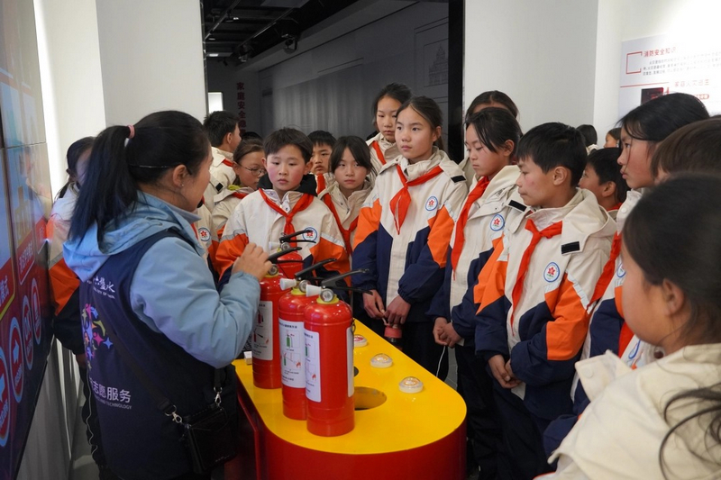 六盤水市科學(xué)技術(shù)協(xié)會派駐落飛戛村駐村第一書記駱玲玲化身講解員,給同學(xué)們講解不同類型滅火器使用場景。