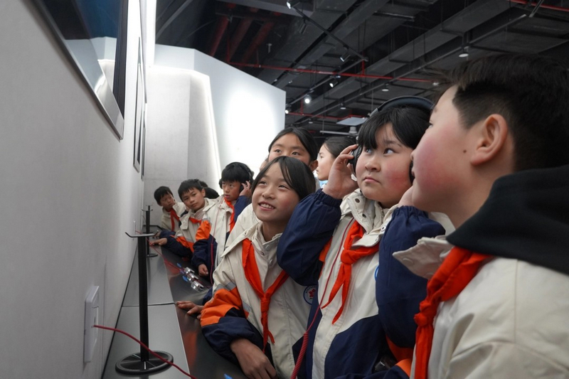 同學(xué)們試聽不同類型警報聲音。