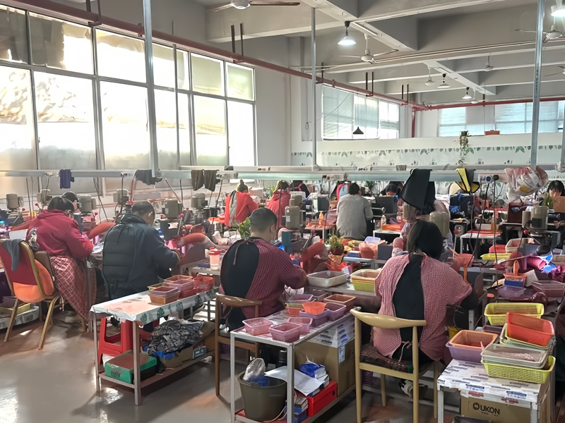 工人在制作朱砂工藝品。