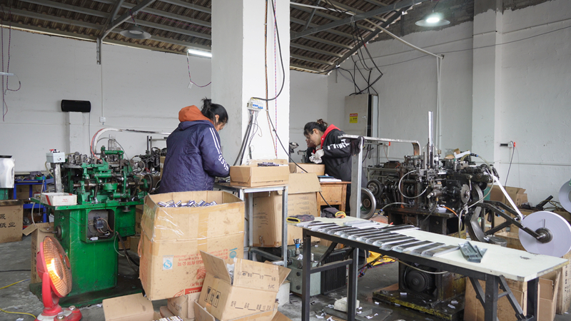 當?shù)厝罕娫谫F定縣富能五金加工廠務工。