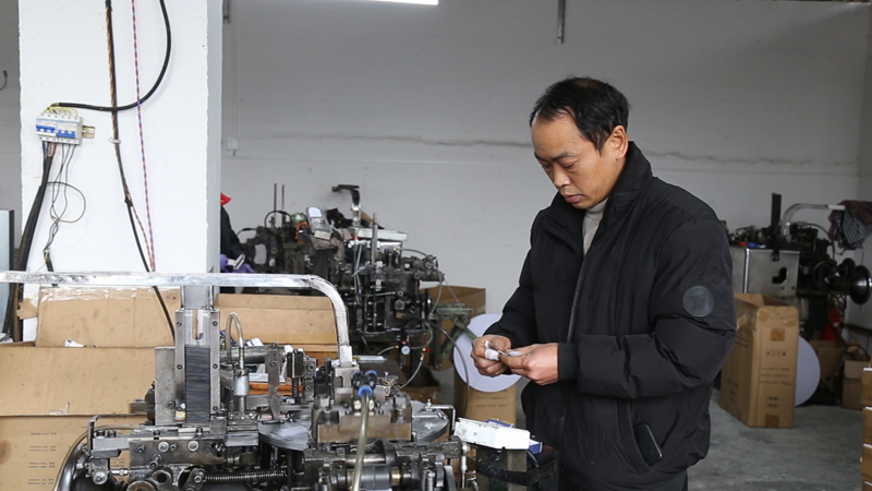 工廠負責人檢查設備。