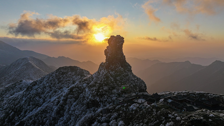 世界自然遺產地梵凈山景區現雪淞沐霞奇觀。