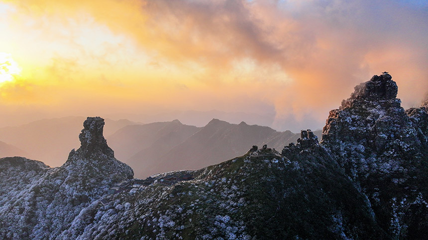 世界自然遺產地梵凈山景區現雪淞沐霞奇觀。