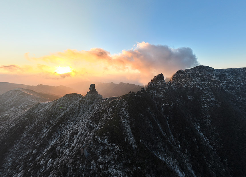 世界自然遺產地梵凈山景區現雪淞沐霞奇觀。