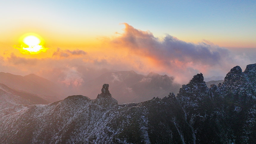 世界自然遺產地梵凈山景區現雪淞沐霞奇觀。