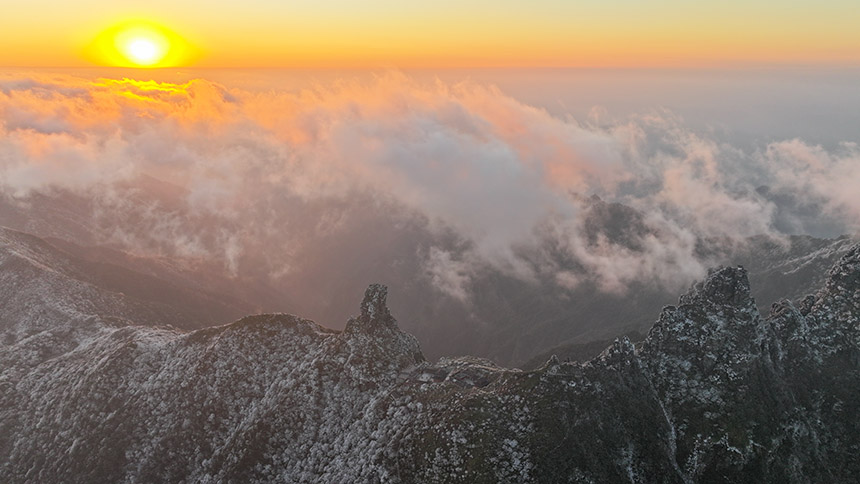 世界自然遺產地梵凈山景區現雪淞沐霞奇觀。