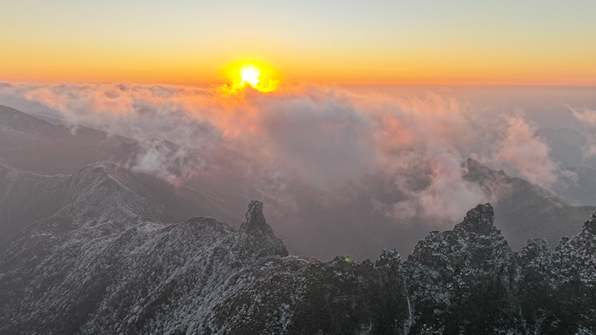 世界自然遺產(chǎn)地梵凈山景區(qū)現(xiàn)雪淞沐霞奇觀。