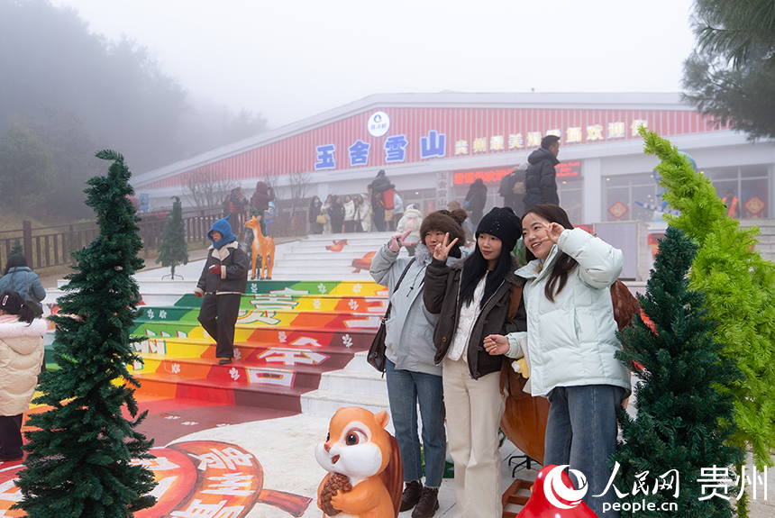 游客在六盤水玉舍雪山滑雪場入口打卡拍照。人民網記者 涂敏攝