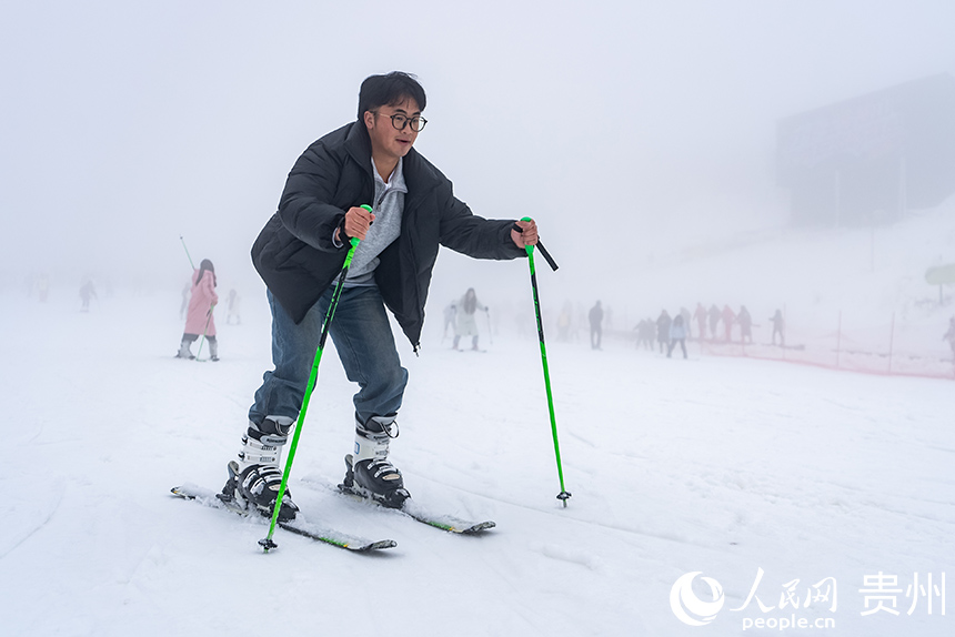 雪場內,游客體驗滑雪運動魅力。人民網記者 涂敏 攝
