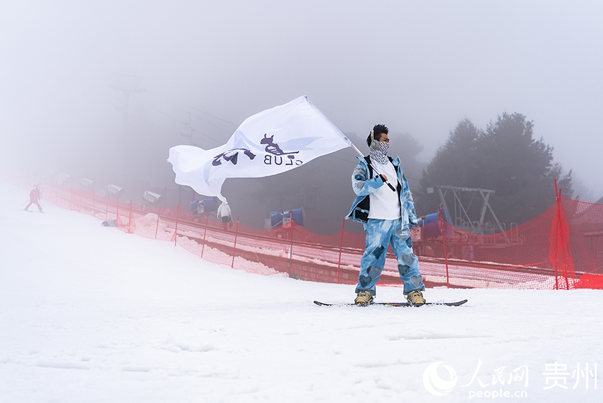 雪場內,游客體驗滑雪運動魅力。人民網記者 涂敏攝