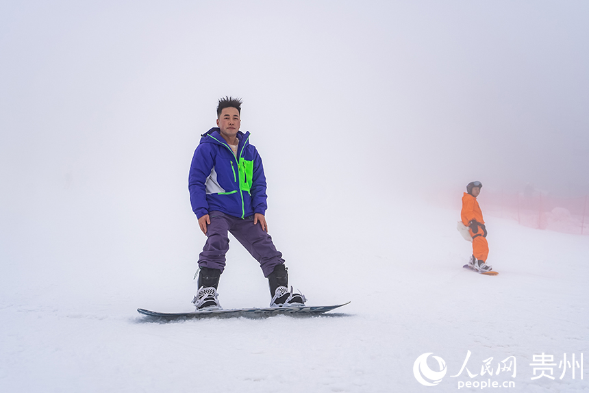 雪場內,游客體驗滑雪運動魅力。人民網記者 涂敏攝