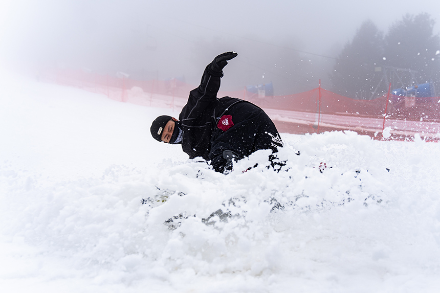 雪場內,游客體驗滑雪運動魅力。楊隆亞攝