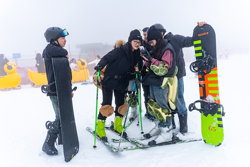 游客在雪場內打卡拍照。楊隆亞攝
