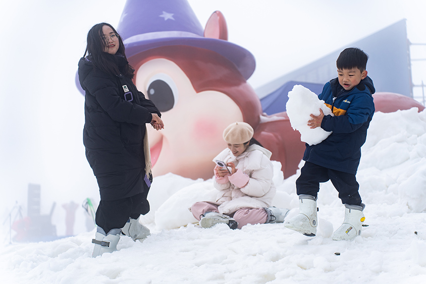 游客在雪場內享受玩雪的樂趣。楊隆亞攝