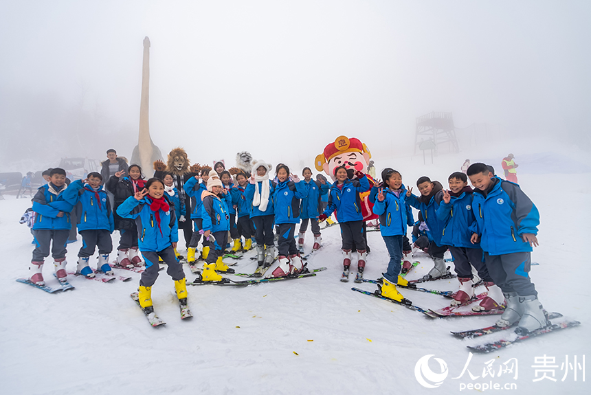 10 前來體驗滑雪魅力的學生在雪場內合影。人民網記者 涂敏攝
