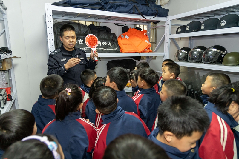 民警化身 “安全導師”,為學生講解警用裝備,趣味科普安全知識。.jpg