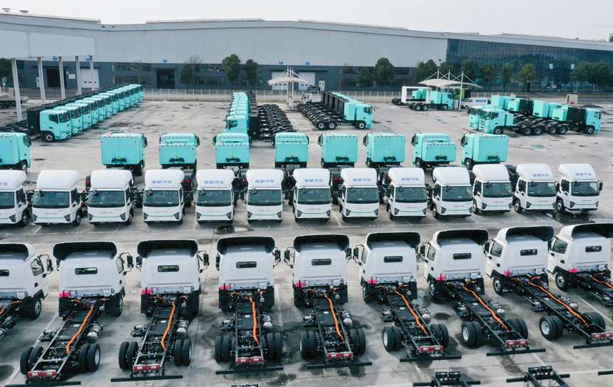園區里整齊排列即將出廠的新能源貨車。石照昌攝