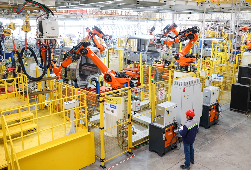 技術工人在焊裝車間忙碌。石照昌攝