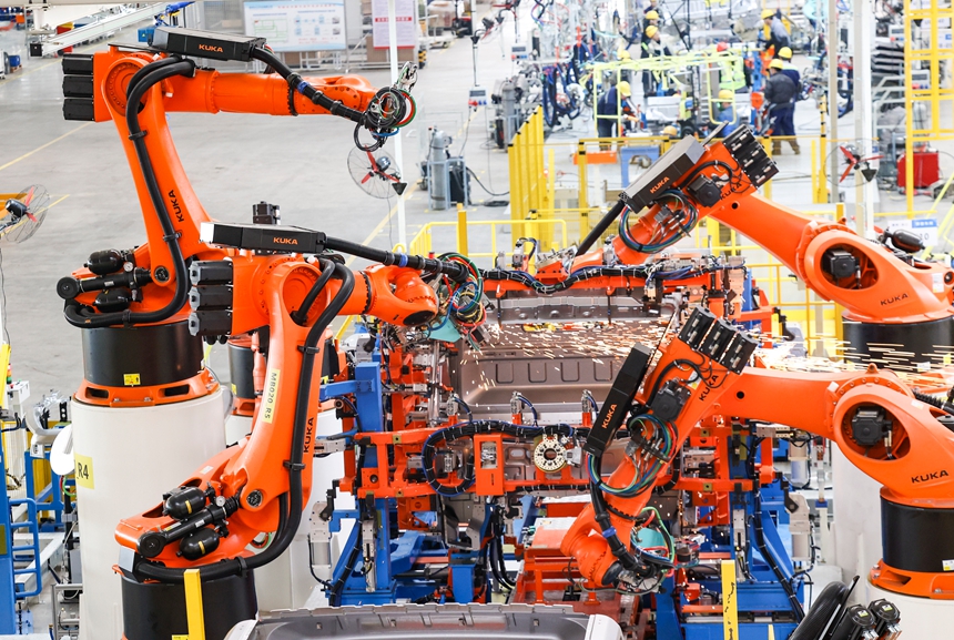 焊裝車間自動生產線正在進行焊接作業。石照昌攝