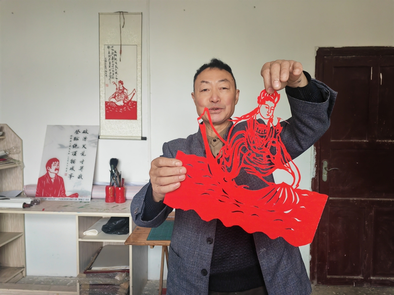 毛詩學拿著剛剪的作品。 陳昱 攝.jpg