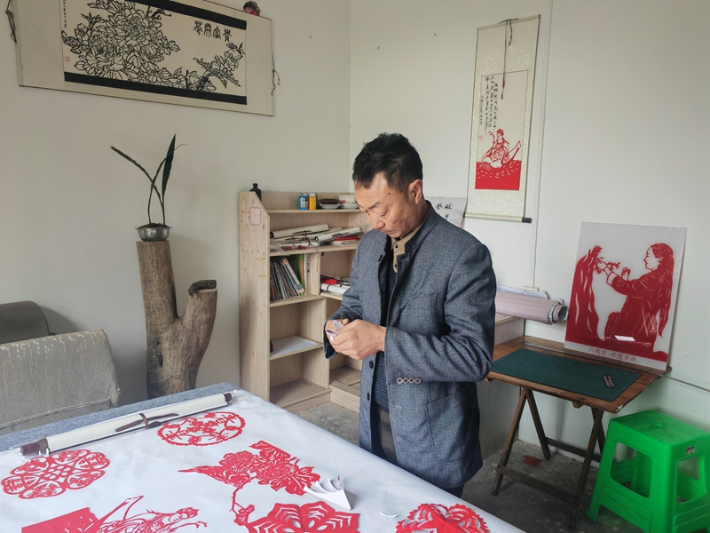 毛詩學正在專心的剪紙。 陳昱 攝.jpg