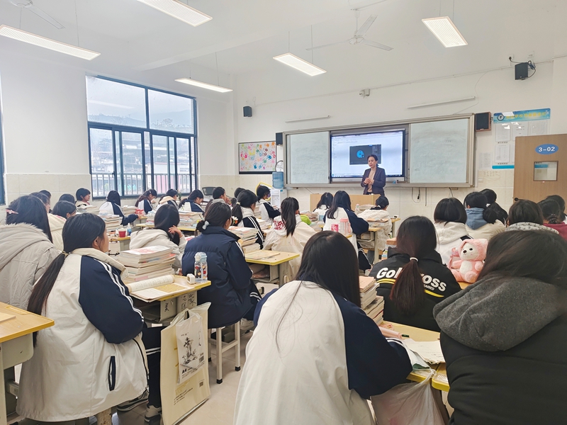 藍暉在上音樂課 。 陳娟攝.jpg