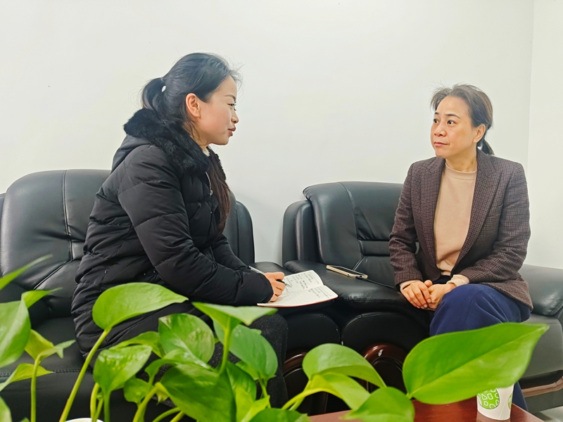 藍暉（右）與陳靜探討教學問題。 陳娟攝.jpg