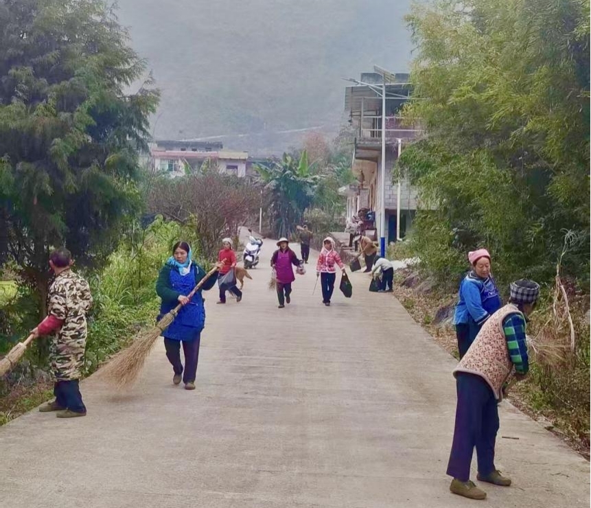紫云自治縣大營鎮芭茅村村民在打掃衛生。