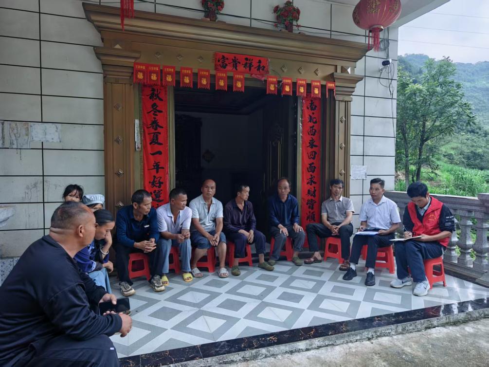 紫云自治縣大營鎮芭茅村召開院壩會動員群眾參與。