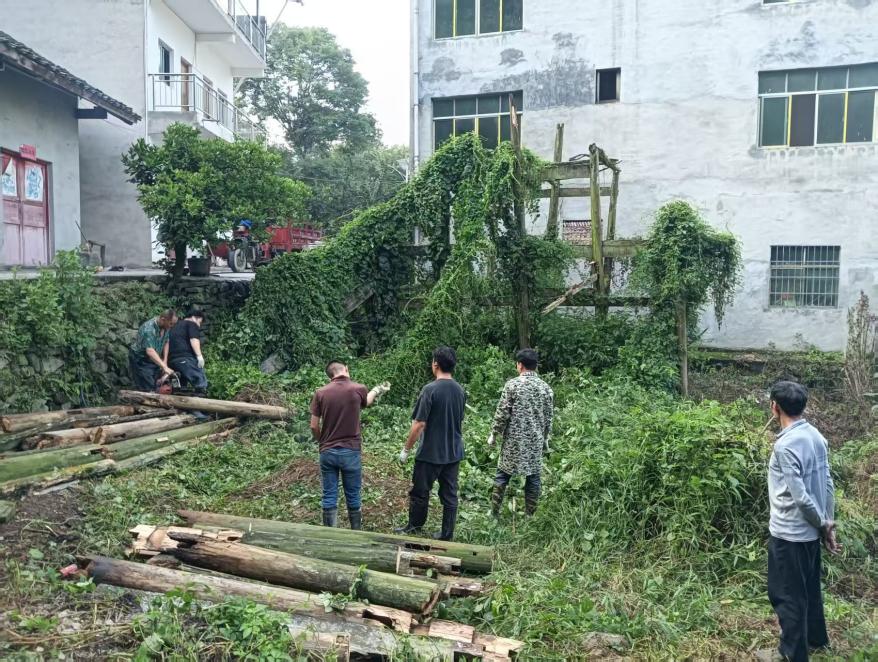 紫云自治縣大營鎮聯八村拆除廢舊房屋。