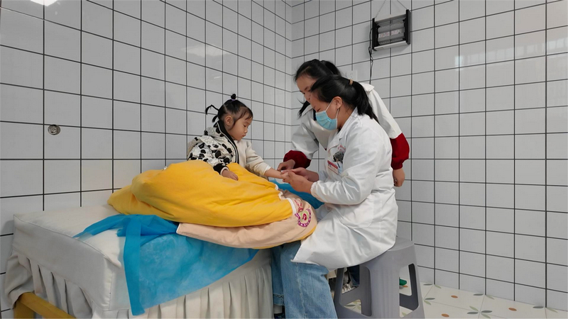 天柱縣婦幼保健院兒科執(zhí)業(yè)醫(yī)師陳媛在托育中心為小朋友做小兒推拿。