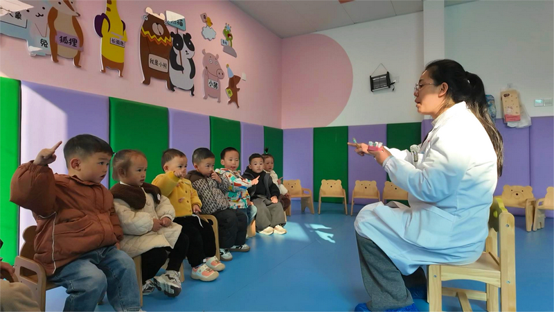 天柱縣婦幼保健院口腔科醫(yī)生全海珍正為孩子們開展保護(hù)牙齒小課堂。